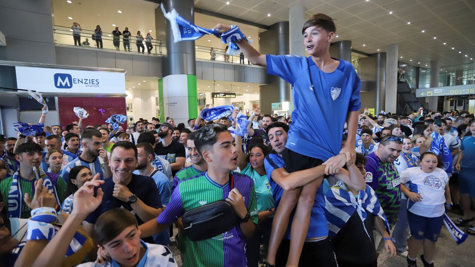 Las fotos de la afición despidiendo al Málaga en el aeropuerto antes de ir a Tarragona