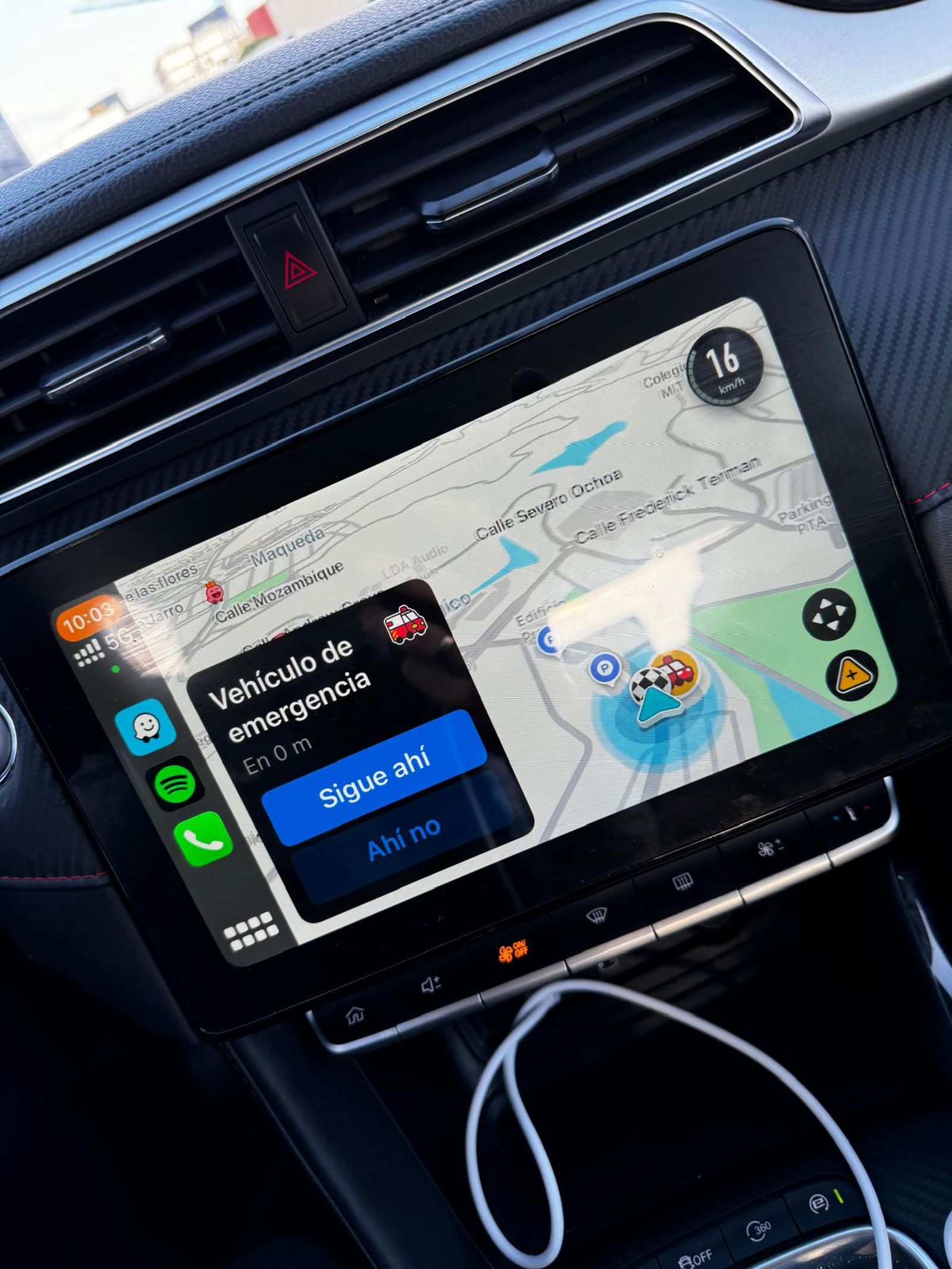 El 061 pone a prueba un sistema para alertar a los conductores de la cercanía de una uvi móvil.