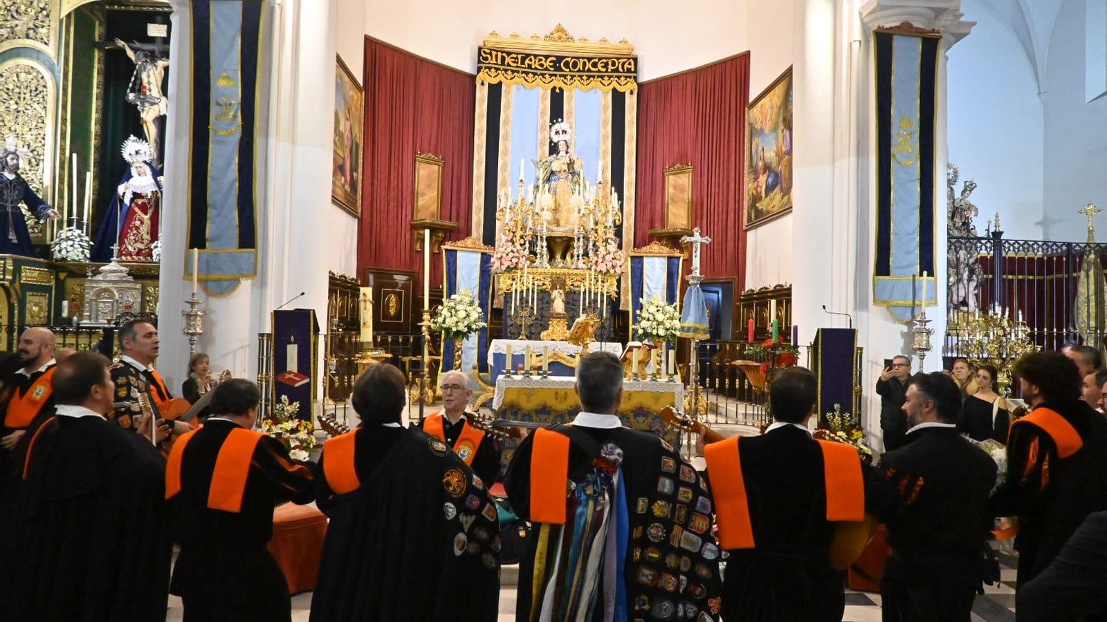 La Tuna, cantando en la parroquia de la Concepción.