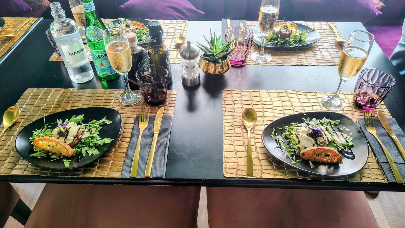 Cuenta con una oferta culinaria excepcional que abarca cocinas del mundo entero.