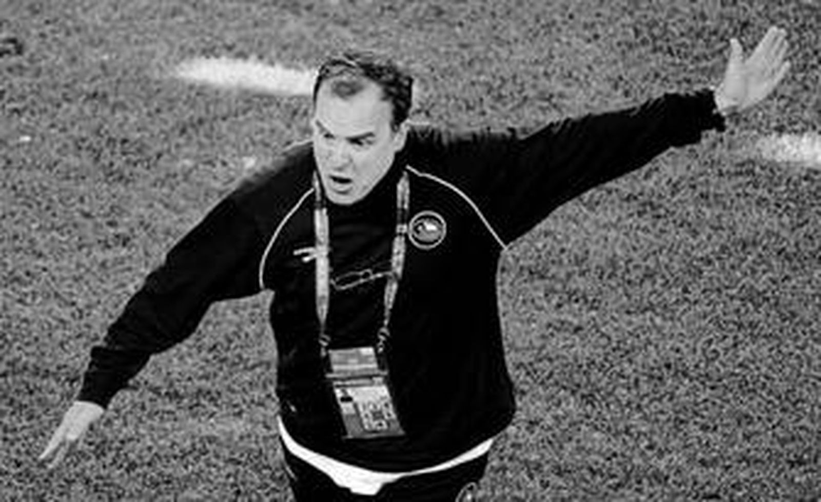 Marcelo Bielsa se dirige a los jugadores del banquillo chileno en un lance del partido.