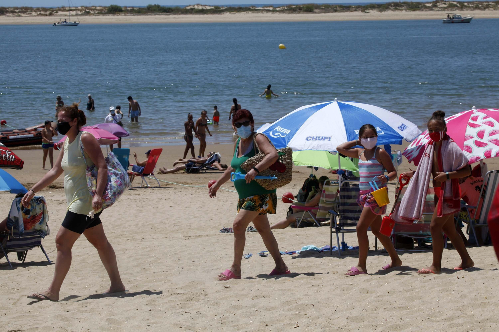Imágenes de los bañitas en La Antilla y Nuevo Portil con mascarillas