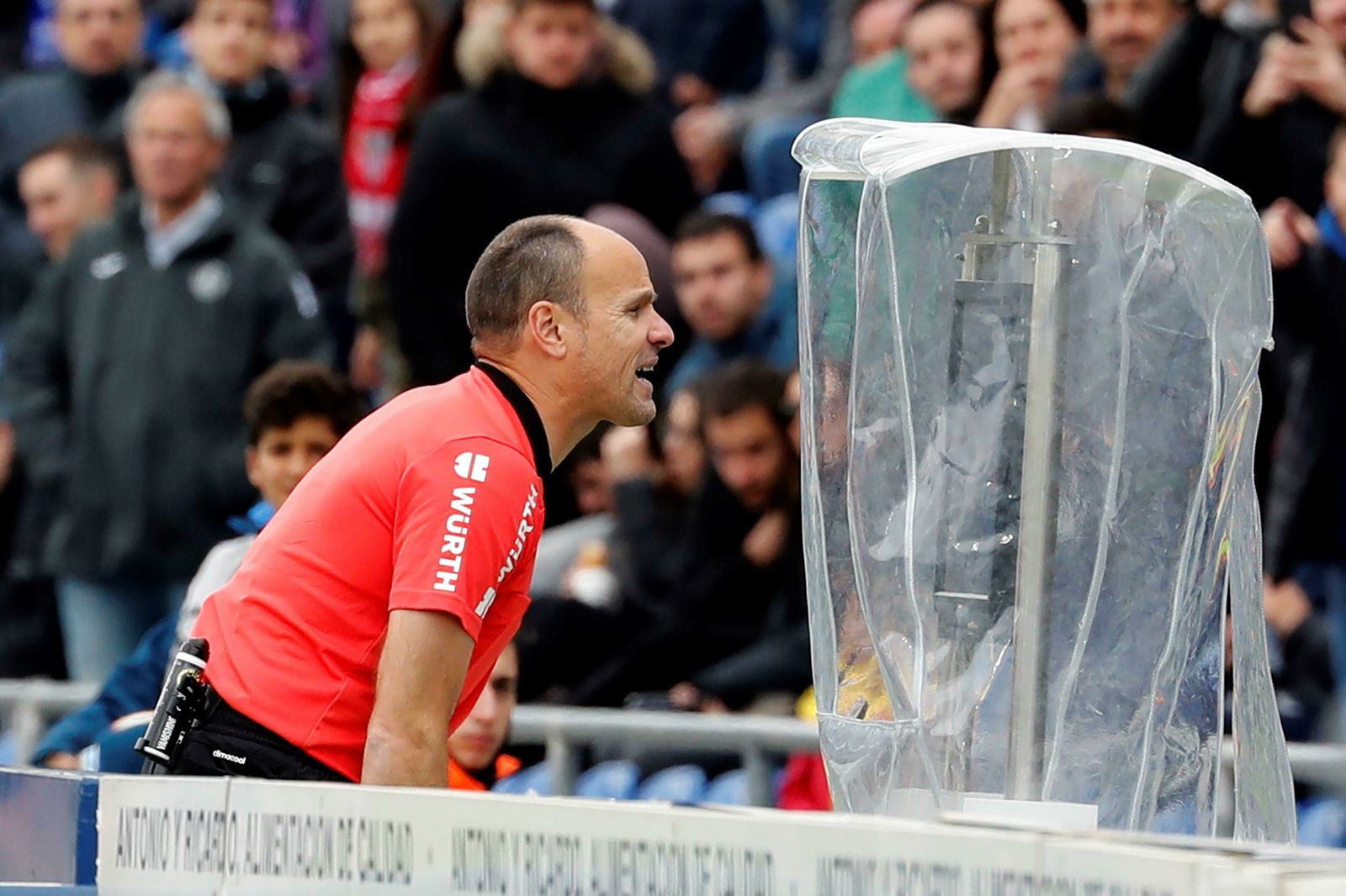 El árbitro valenciano Mateu Lahoz consulta el monitor del VAR en Getafe.