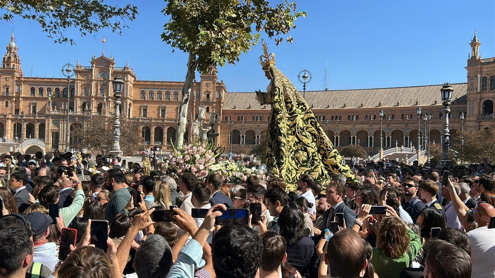 La Esperanza de Triana por la Plaza de España