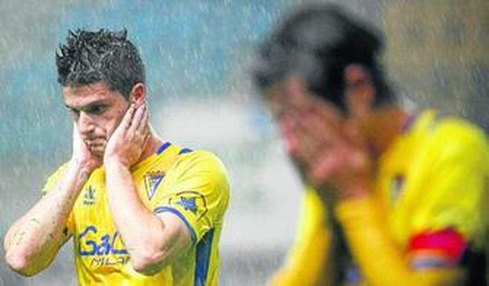 Indiano (i) y Pablo Sánchez se llevan las manos a la cara al acabar el Cádiz-Arroyo (2-5) de la primera vuelta liguera.