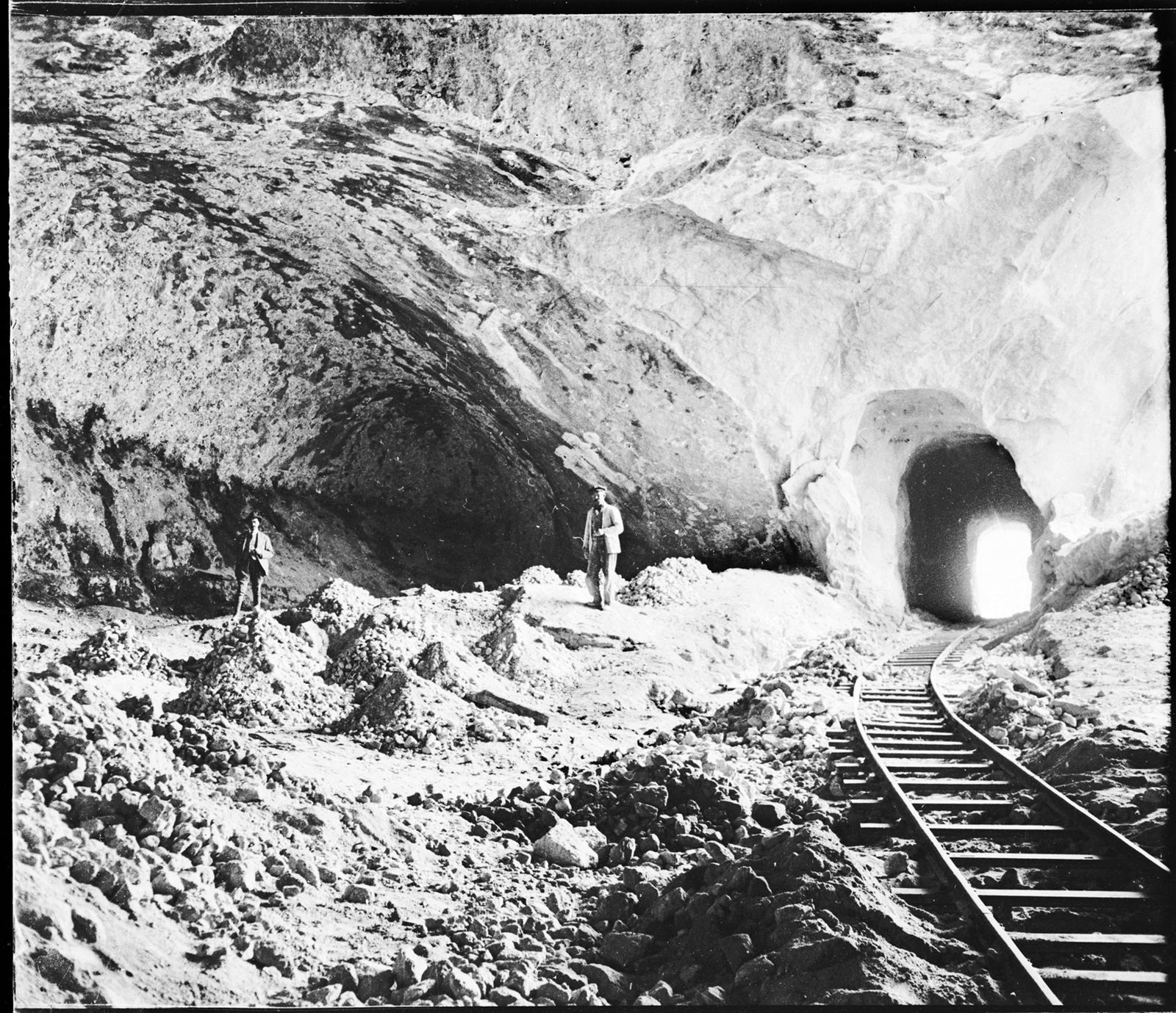 Tendido del tranvía de Sierra Nevada por el interior de la Cueva del Diablo. Imagen de Rioboo de 1923.