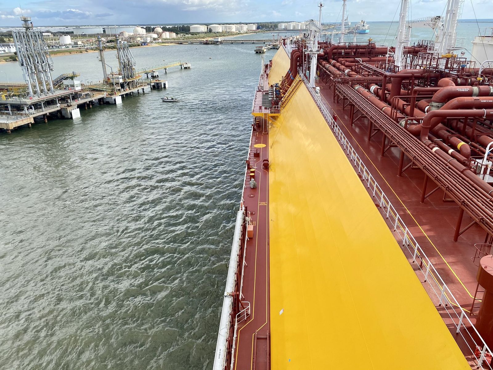 El buque ‘La Seine’ a punto de realizar su atraque en el muelle de Enagás del Puerto de Huelva.