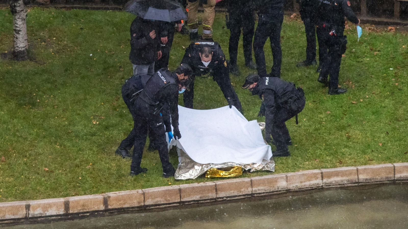 La Policía tapa el cuerpo del fallecido