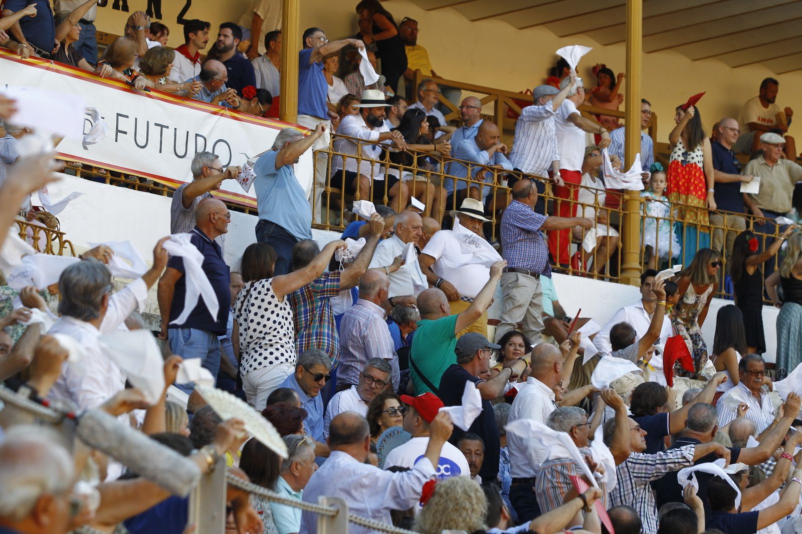 Imágenes del 'ambiente' en la corrida de toros de la Feria de Almería, con los diestros Morante de la Puebla, El Juli y Tomás Rufo