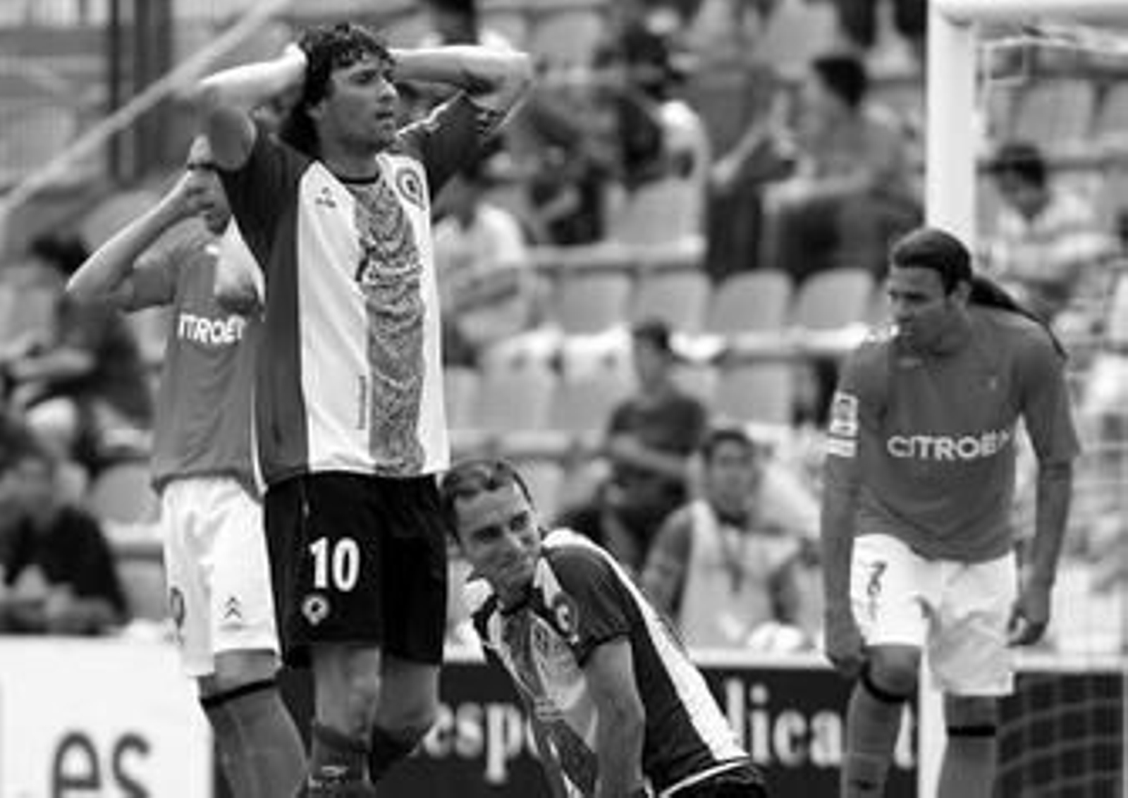 Tote se lamenta junto a Delibasic tras fallar una ocasión en el encuentro ante el Celta.