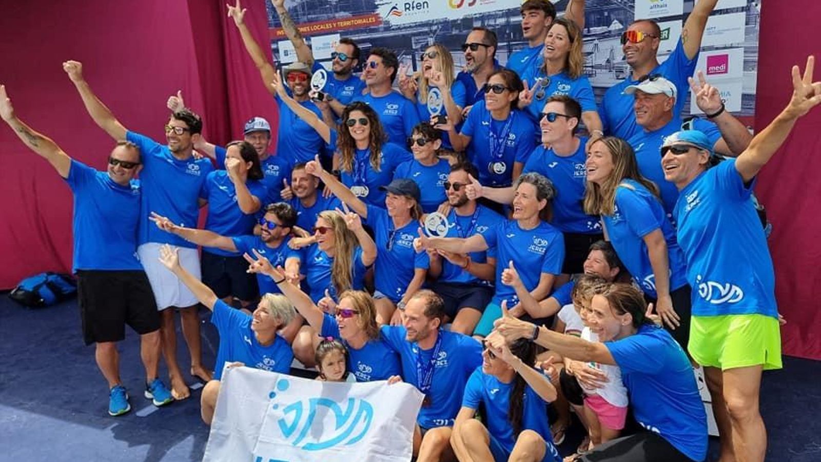 El Jerez Natación Máster celebra en el podio su segunda plaza.