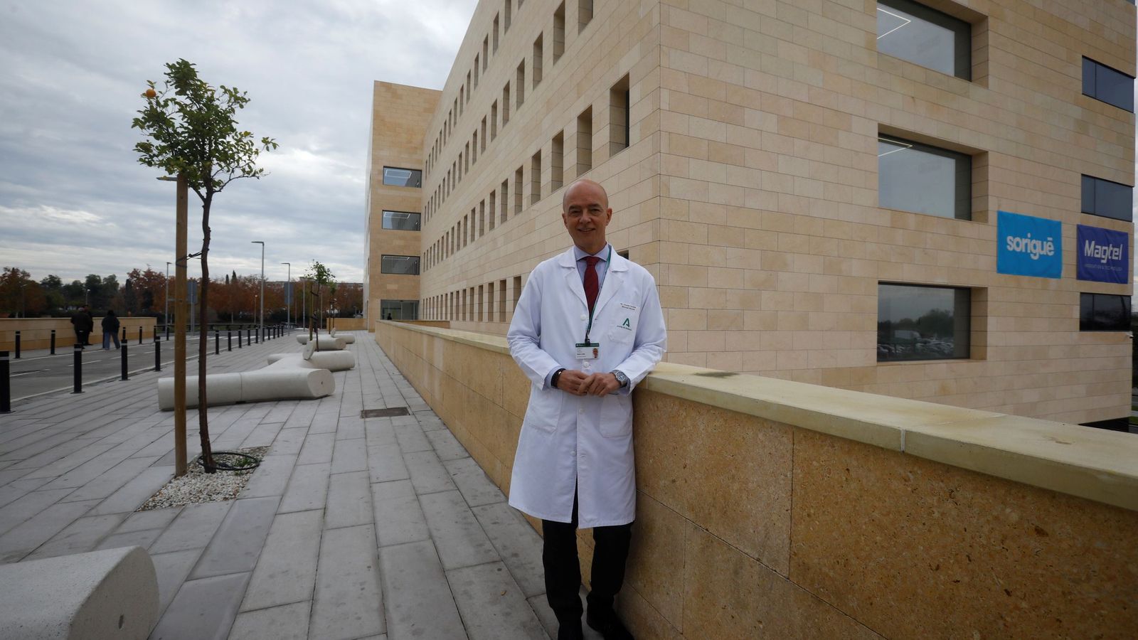 Francisco Triviño, junto al nuevo edificio de Consultas Externas Materno-Infantil.