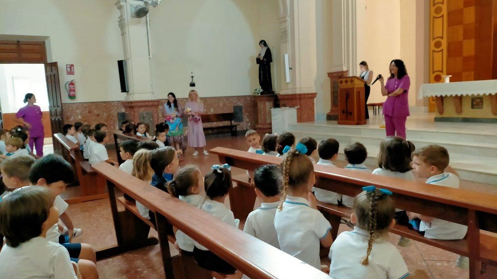 El interior de la capilla del colegio antes de la reforma