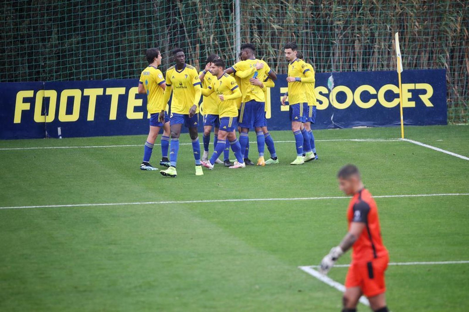 Los cadistas celebran el primer gol ante un Vallejo decepcionado.