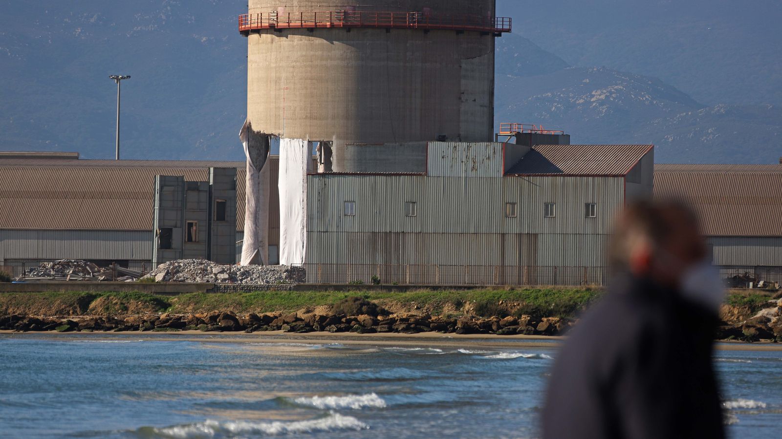 Demolición del silo de  Holcim en Palmones