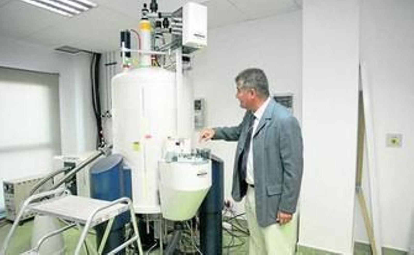 El vicerrector de Investigación de la UAL, Antonio Posadas, muestra las instalaciones del CITE V.
