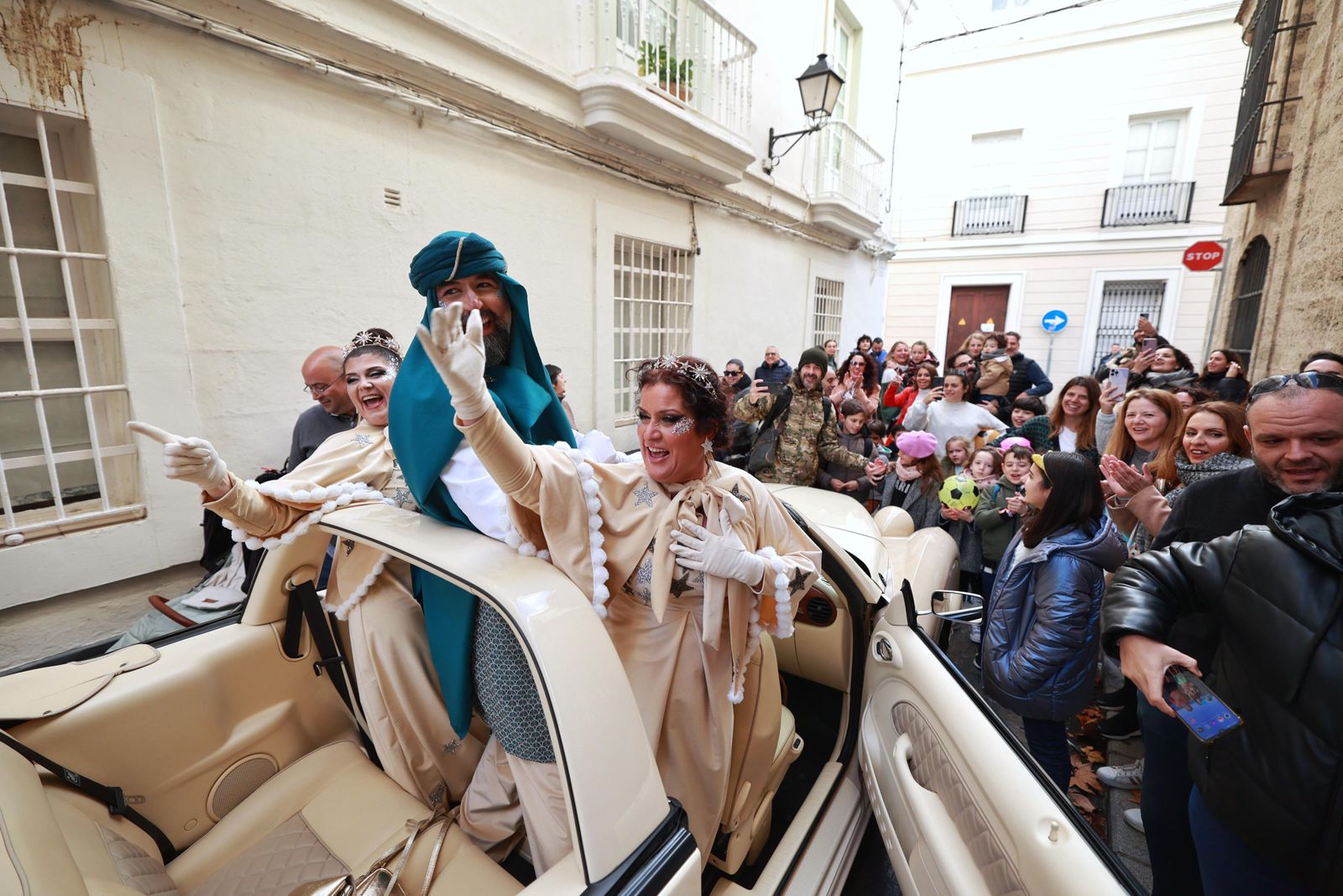 Las imágenes de la visita de los Reyes Magos a Cádiz