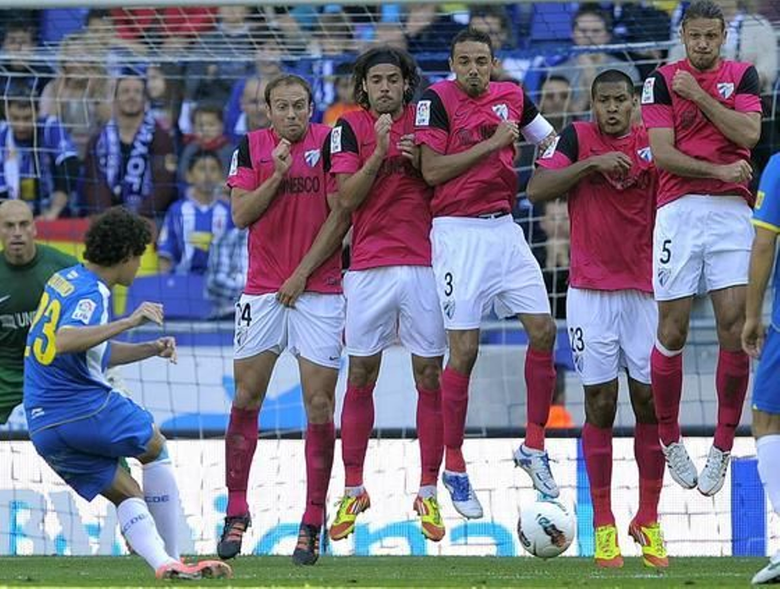 El Málaga remonta un partido, esta vez uno que se había puesto muy complicado, para igualar con el Valencia en la tercera plaza.  


Foto: EFE
