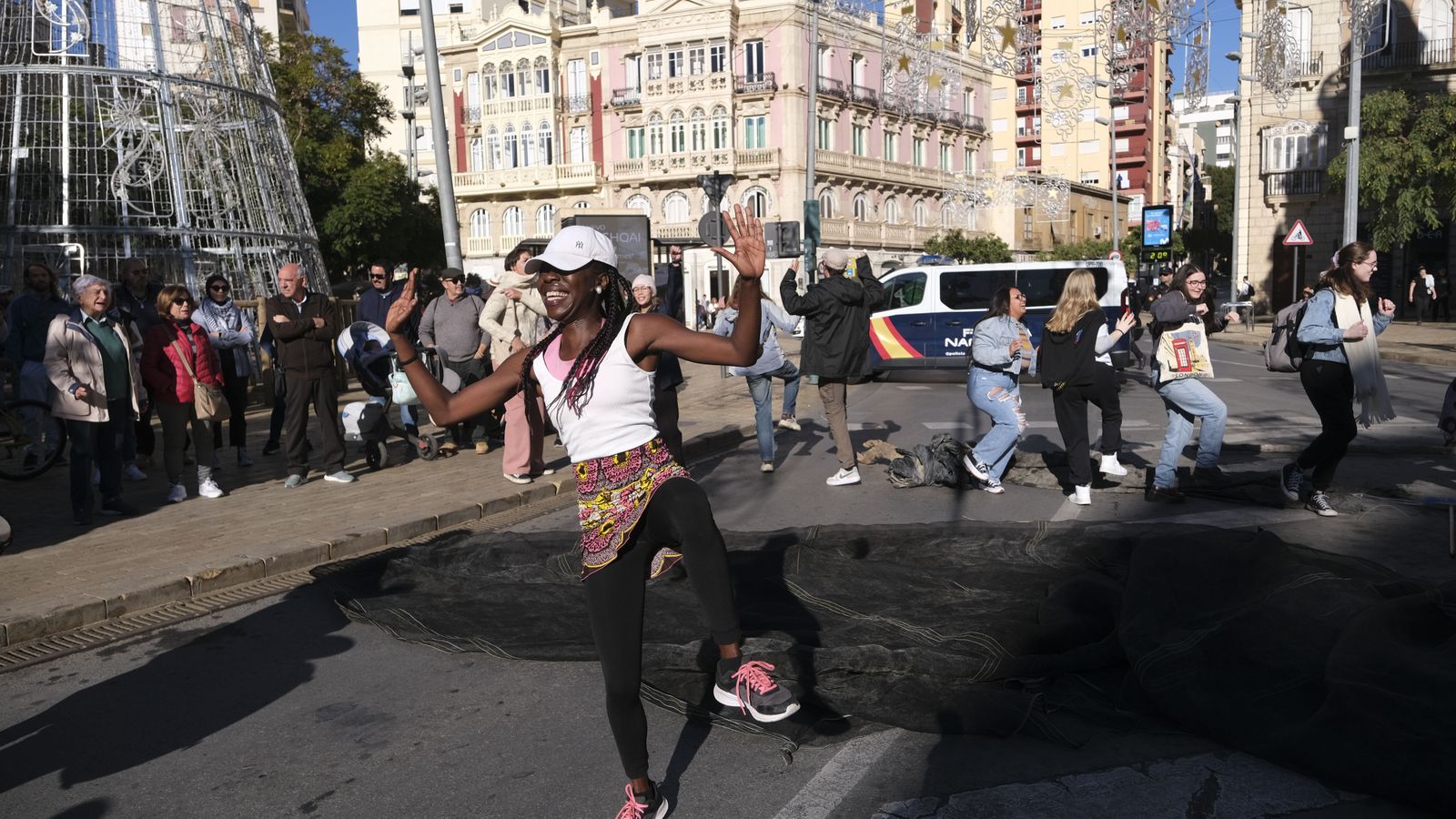 La danza ha acercado a numerosos curiosos.