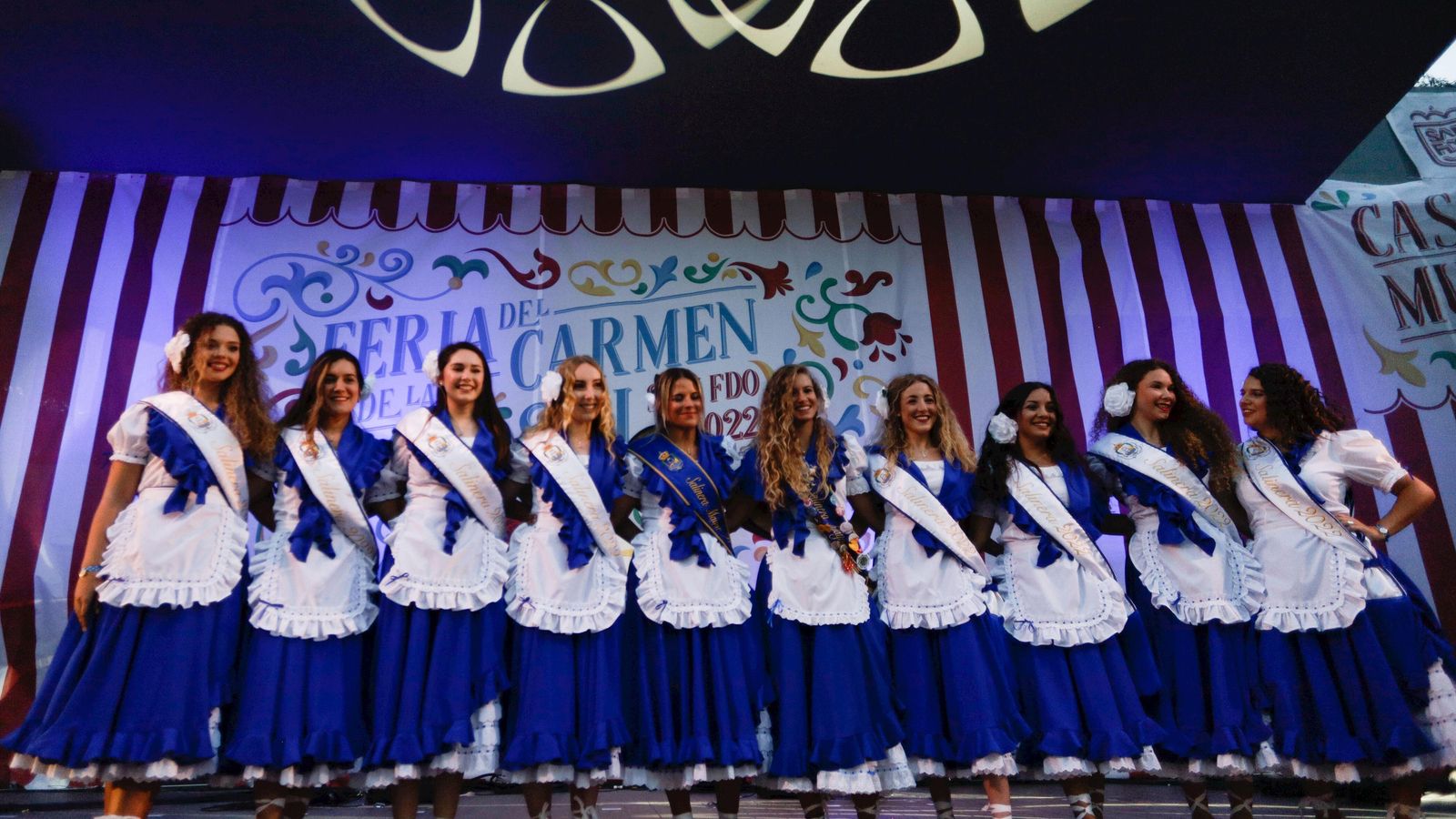 La salinera mayor de la Feria del Carmen 2022 y su corte, tras la proclamación.