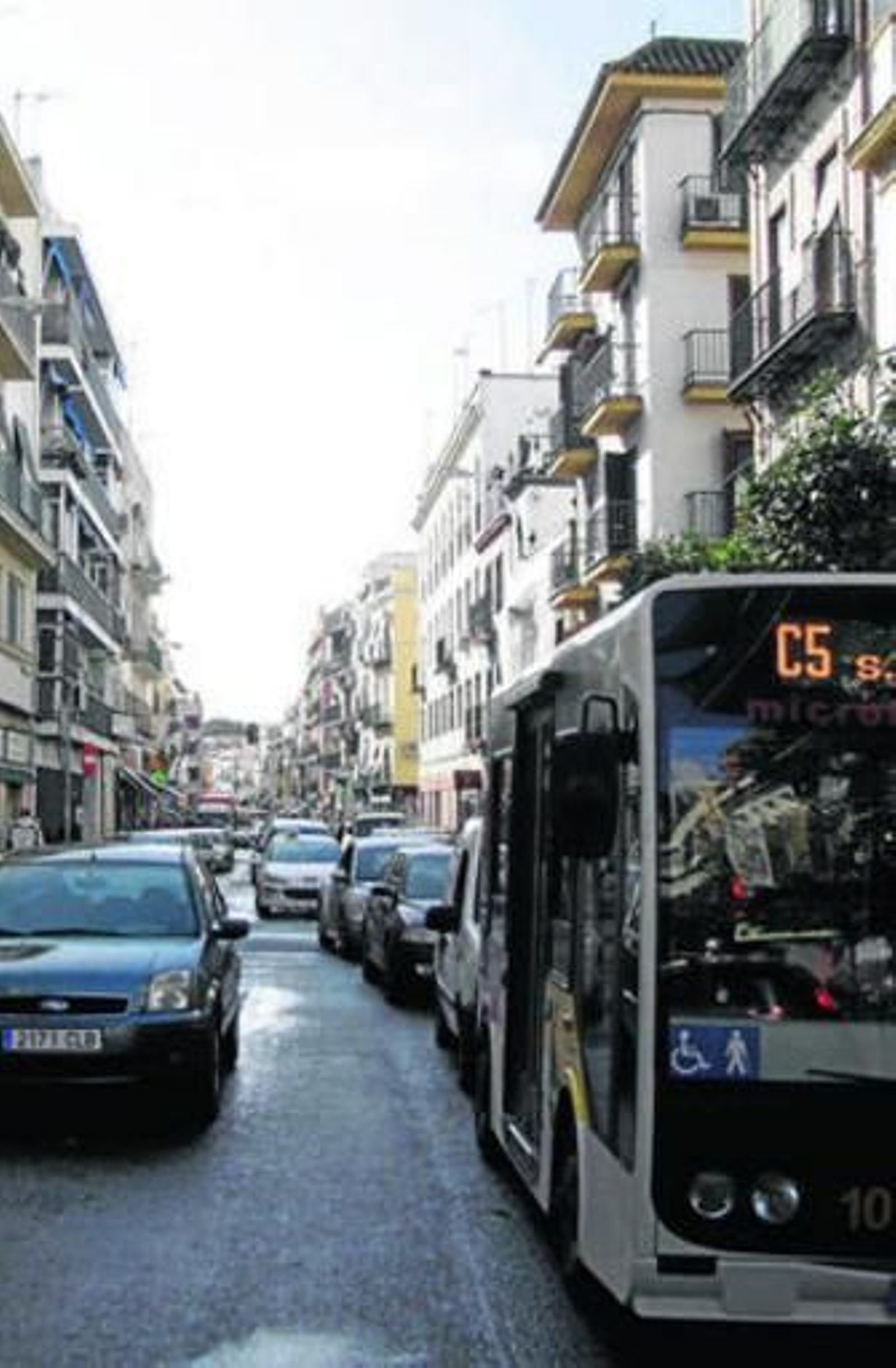 Cola de vehículos para salir del centro por la calle Feria.