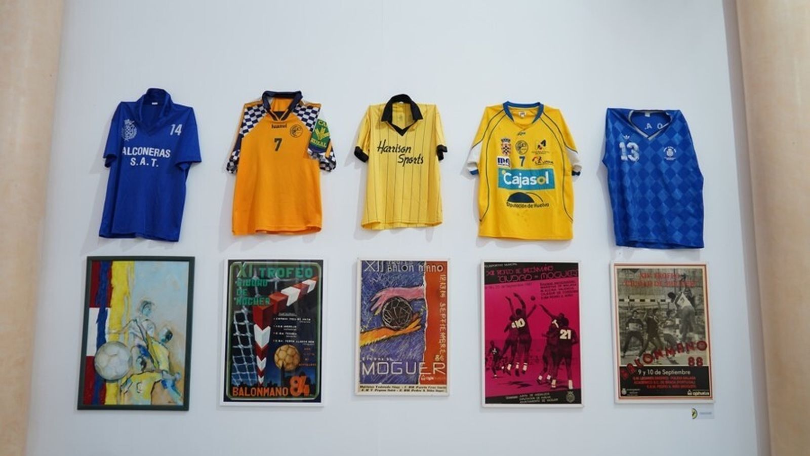 Carteles y camisetas, entre los objetos de la muestra del PAN Moguer.