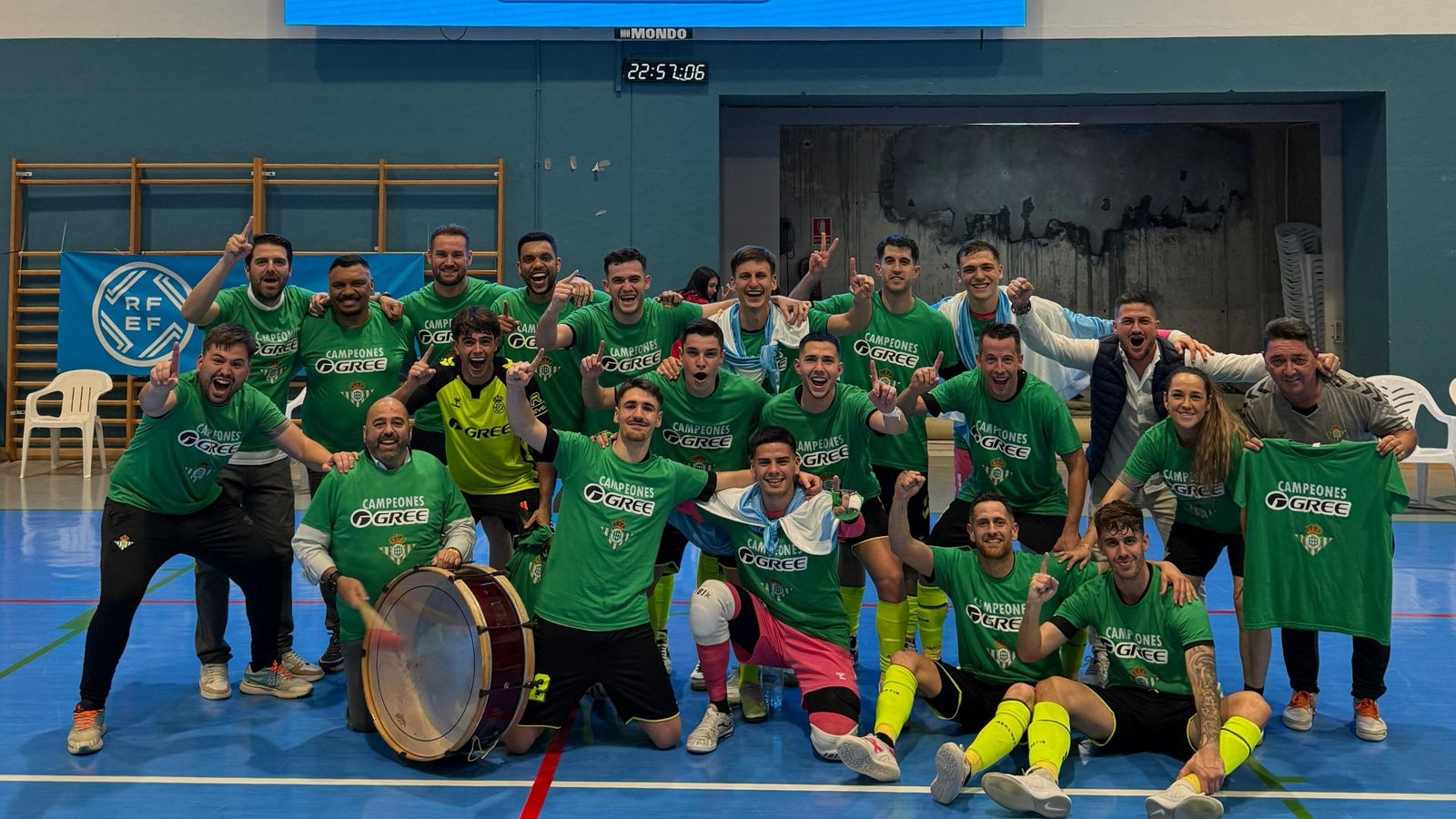 Los jugadores del Betis Futsal celebran su ascenso a Primera División