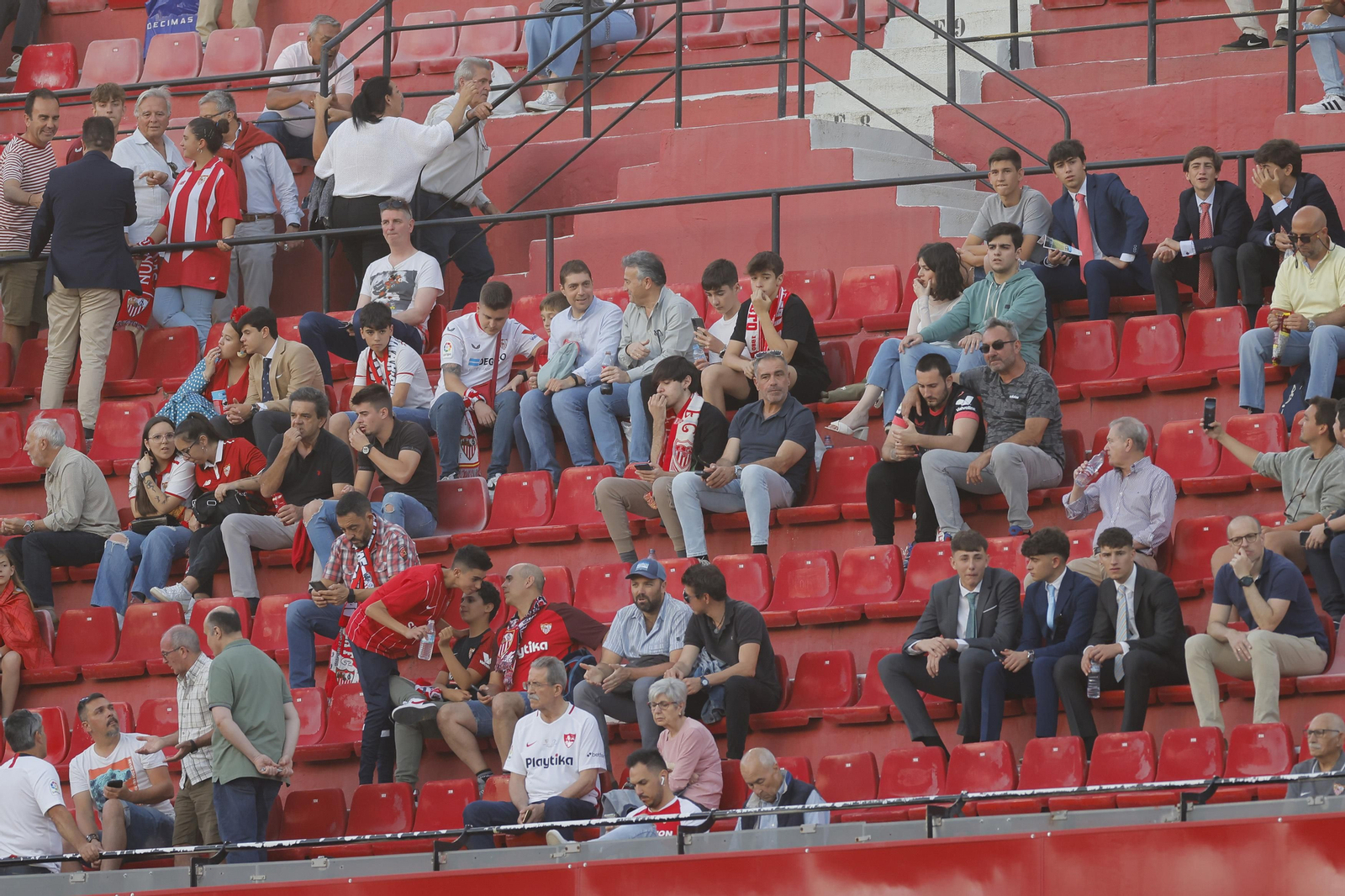 Búscate en las fotos del Sevilla -Villarreal