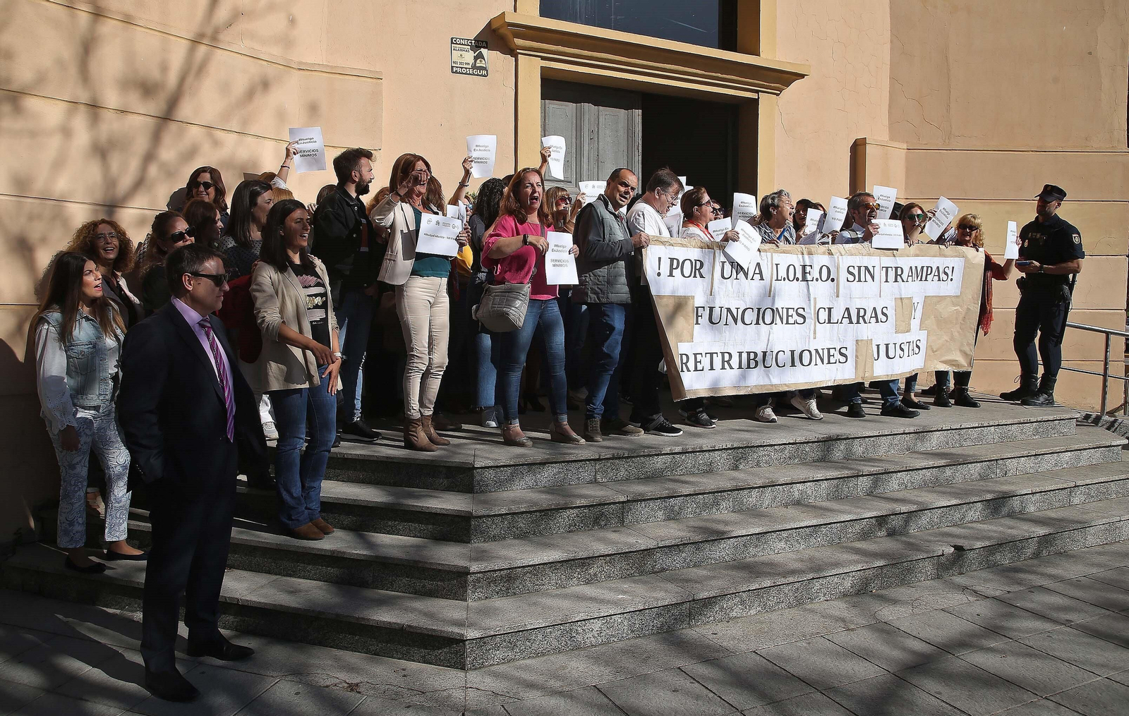 Una concentración de los funcionarios de Justicia en la puerta de la sede la Audiencia Provincial en Algeciras, en abril.