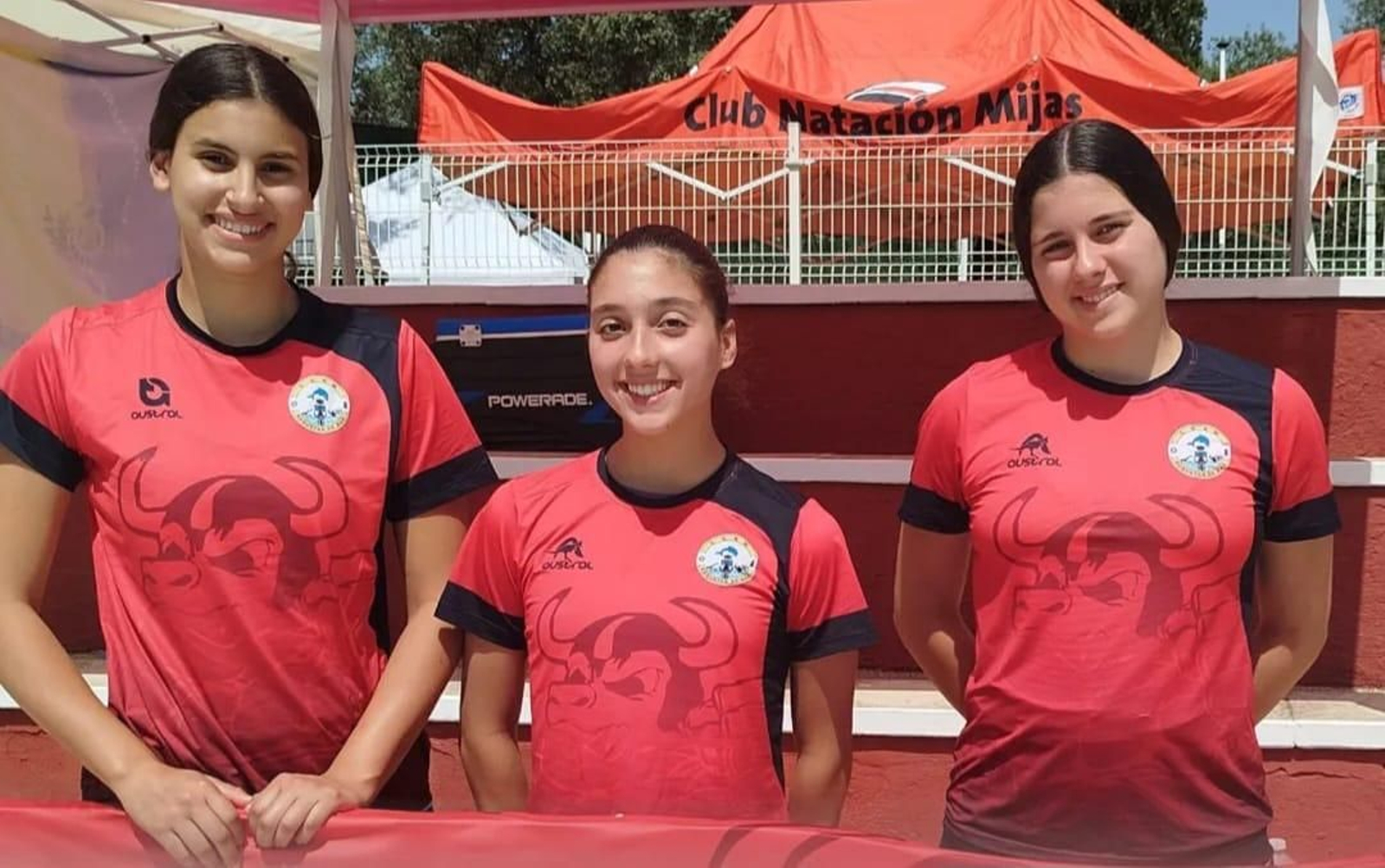 Las tres nadadoras del club roquetero en Linares.