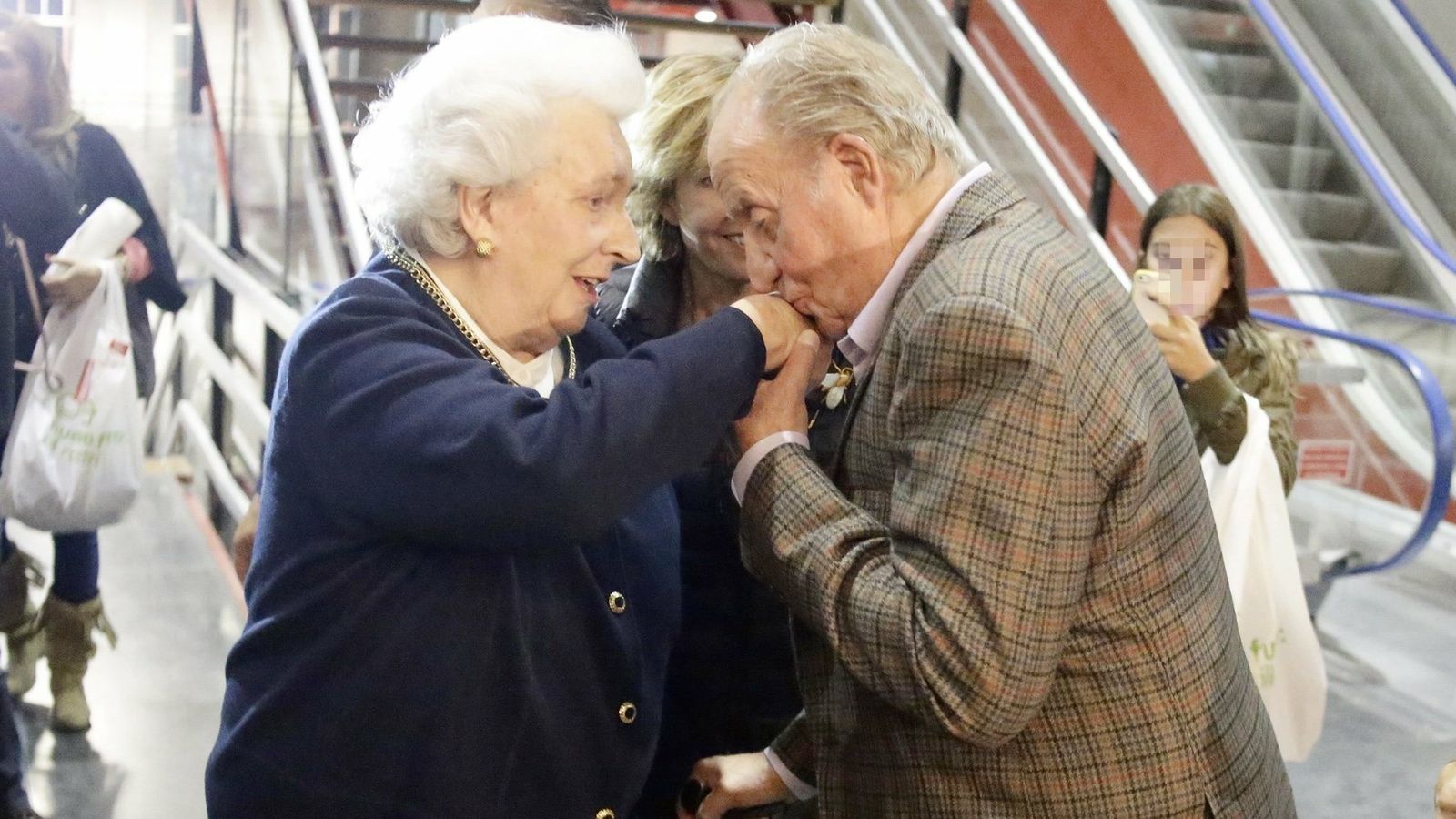 El Rey Emérito besa a su hermana, la infanta Pilar, en la mano.