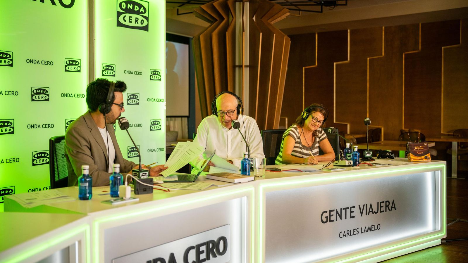 Los componentes del equipo de Onda Cero durante el desarrollo de uno de sus programas realizados desde el propio municipio almeriense.