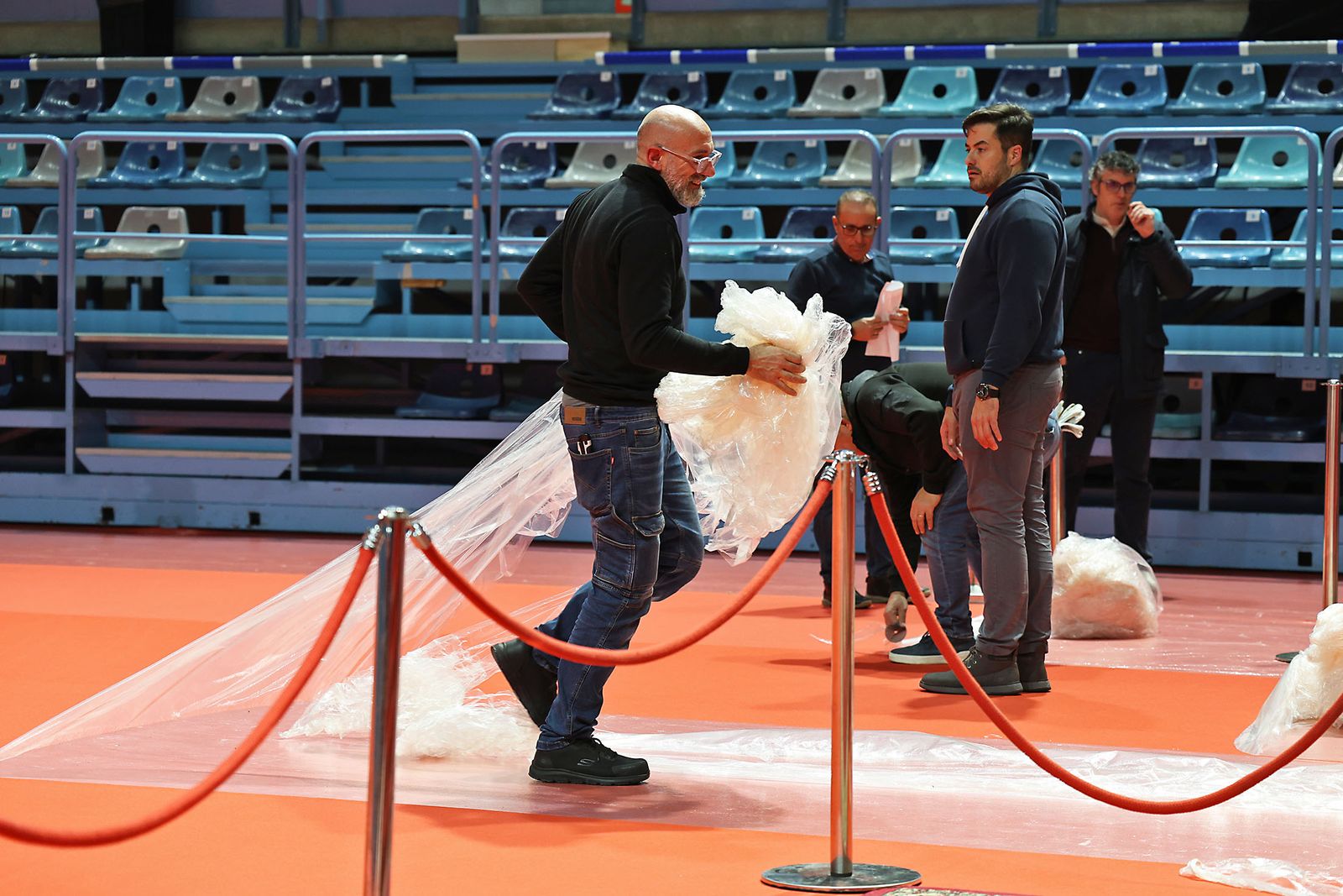Últimos preparativos para la Misa funeral por las víctimas de Adamuz