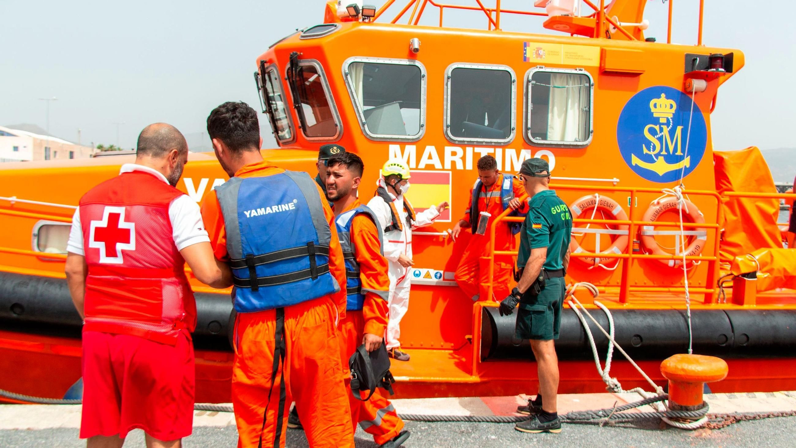 Los tres migrantes abandonan la embarcación de Salvamento Marítimo en Motril