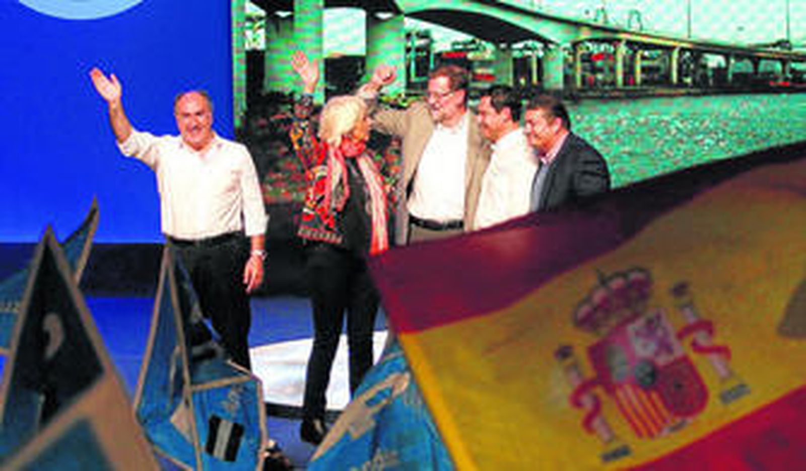 José Ignacio Landaluce, Teófila Martínez, Mariano Rajoy, Juanma Moreno y Antonio Sanz se despiden de los asistentes al mitin celebrado ayer en el teatro Florida.