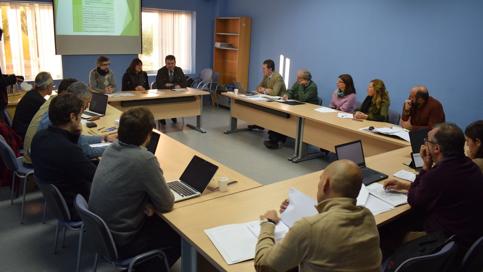 José Manuel Andújar dirige la palabra a los asistentes de una reunión del grupo.