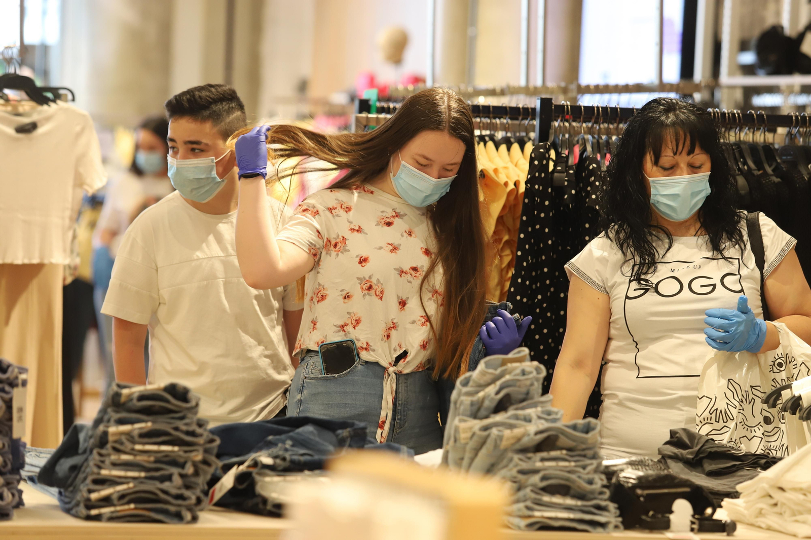 Imágenes de la apertura en la fase dos de la desescalada del centro comercial Holea en Huelva