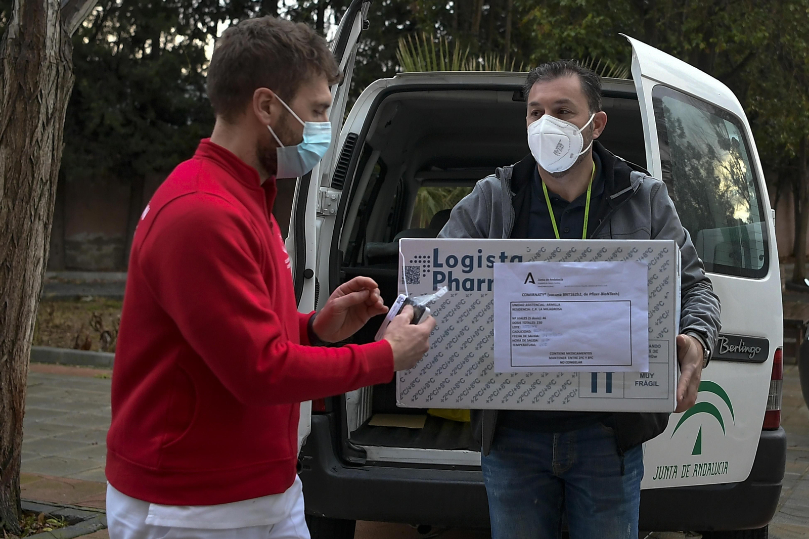 Fotos: segundo día de vacunas en Granada