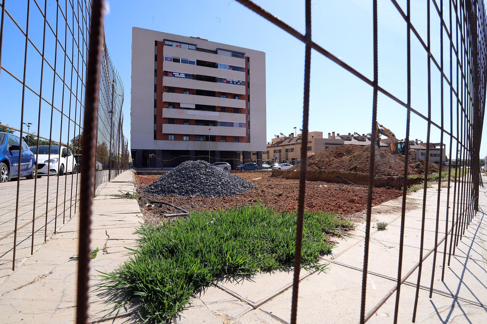 Imágenes de la protesta de los vecinos de Marismas del Polvorín por la construcción de un centro para Proyecto Hombre en vez de la sede de la AAVV Yáñez Pinzón