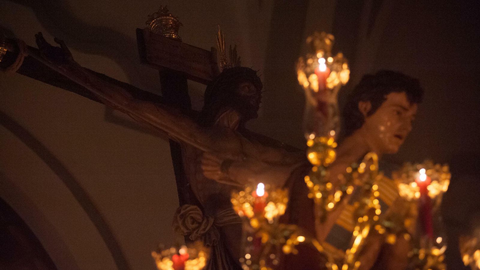 Jesús de la Exaltación, a la luz de las velas en San Juan.