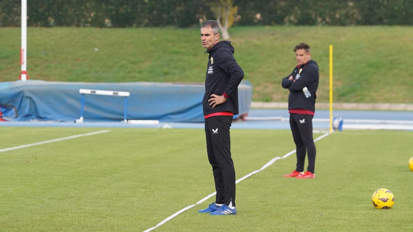 El entrenador rojiblanco dando órdenes en un entrenamiento en el Anexo.