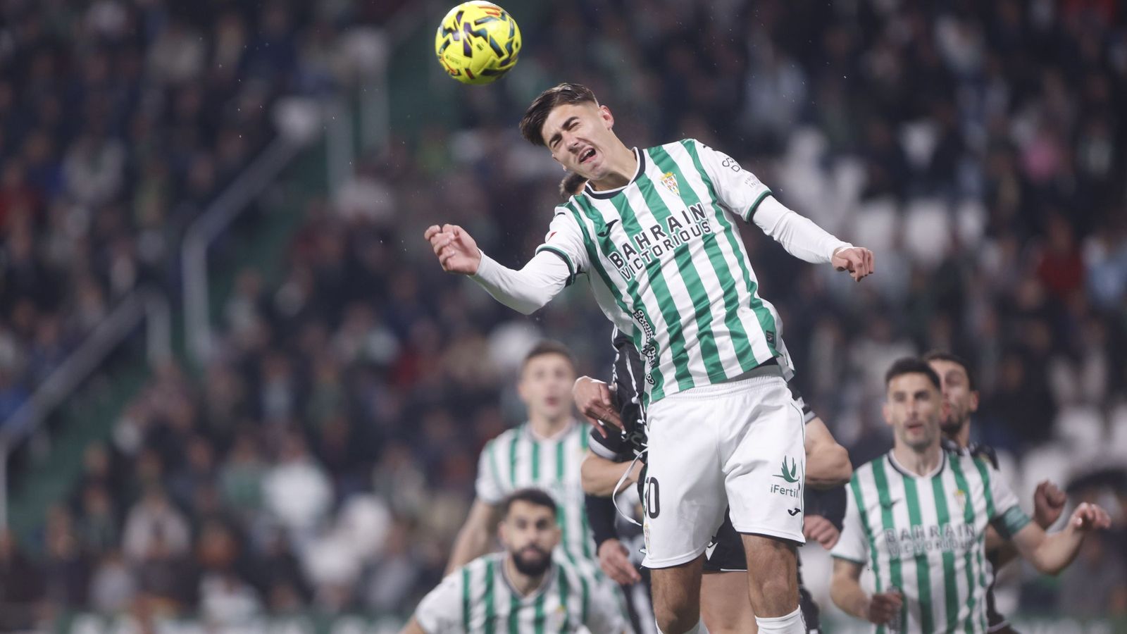 Requena despeja el balón durante un partido.