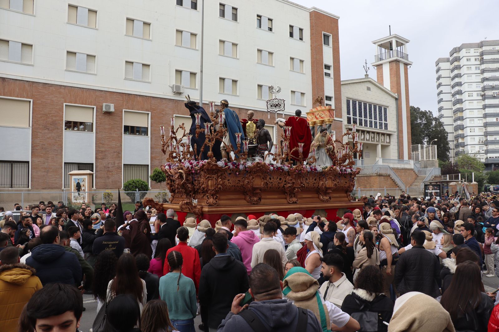 Las mejores imágenes del Martes Santo en Huelva: La Hermandad de La Sentencia