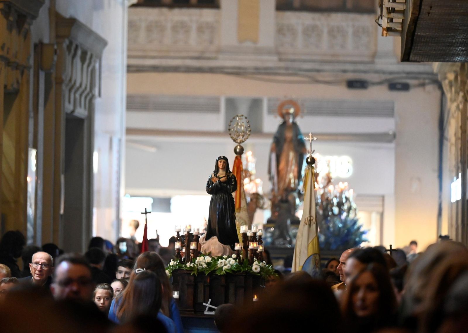 La procesión de la Virgen de la Medalla Milagrosa de Córdoba, en imágenes