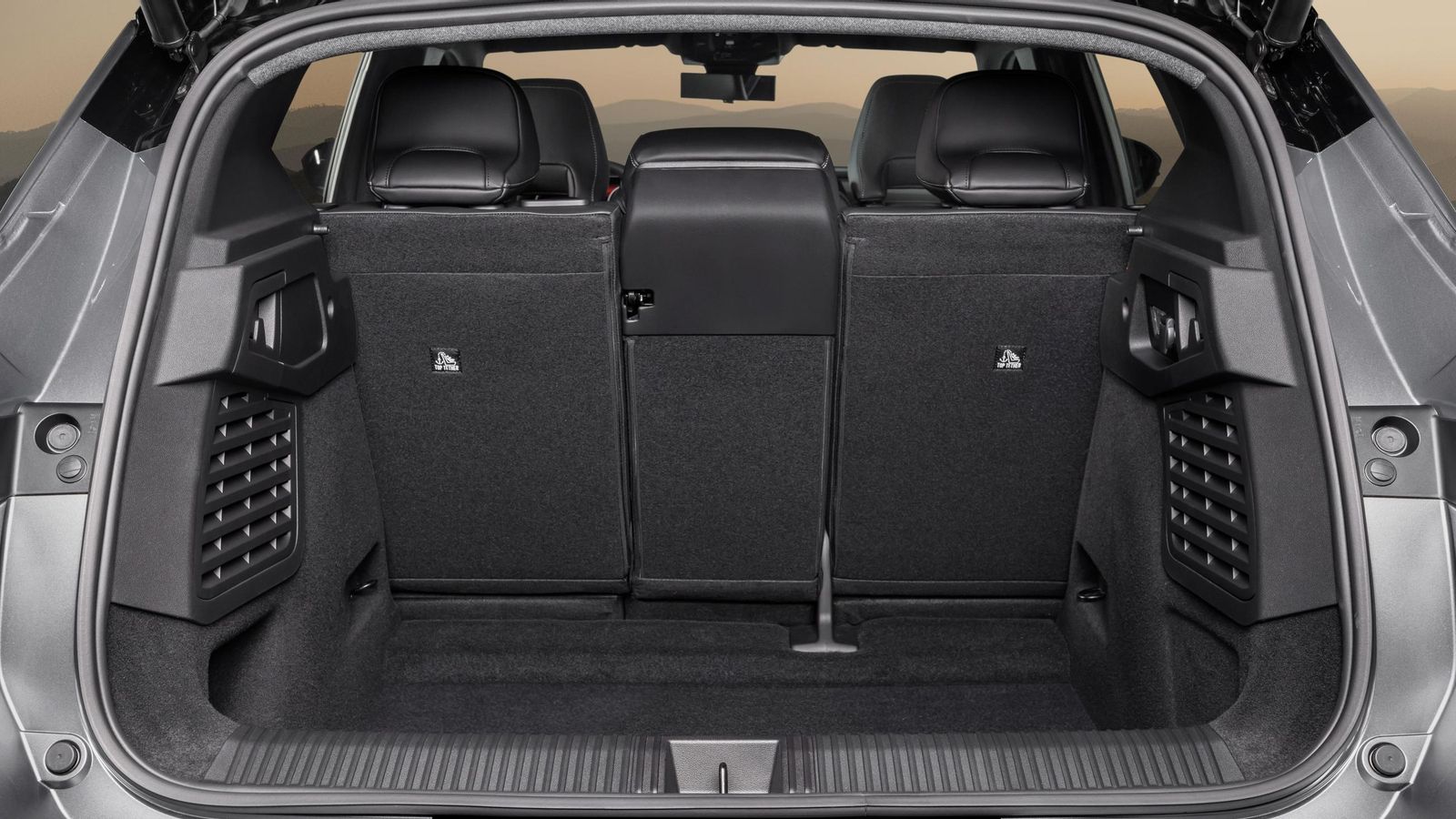 El maletero contará con la posibilidad de ampliarse abatiendo independientemente cada una de las tres partes que configuran los respaldos posteriores.