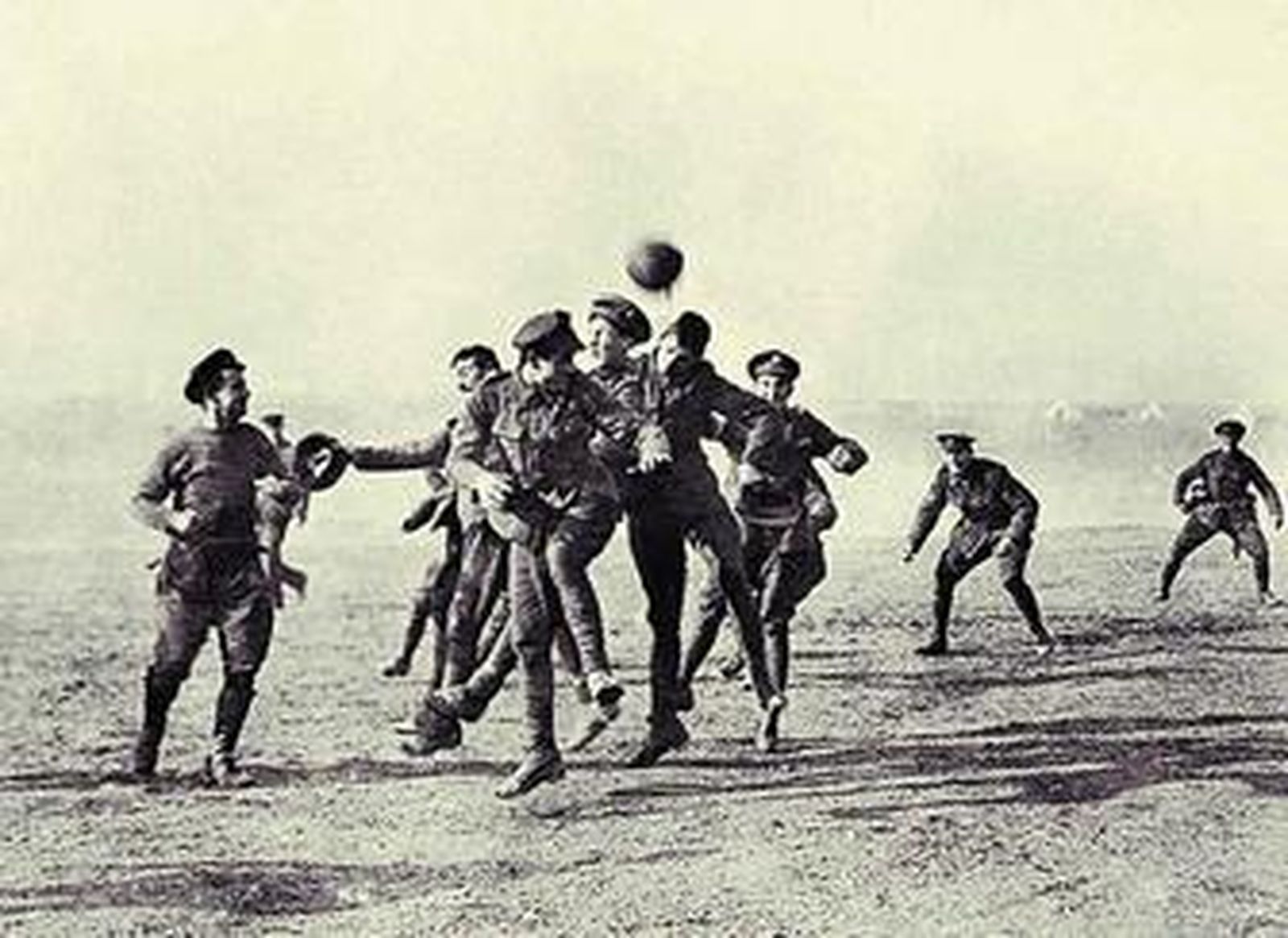 Un grupo de soldados se divierte jugando al fútbol un día cualquiera durante la I Guerra Mundial.