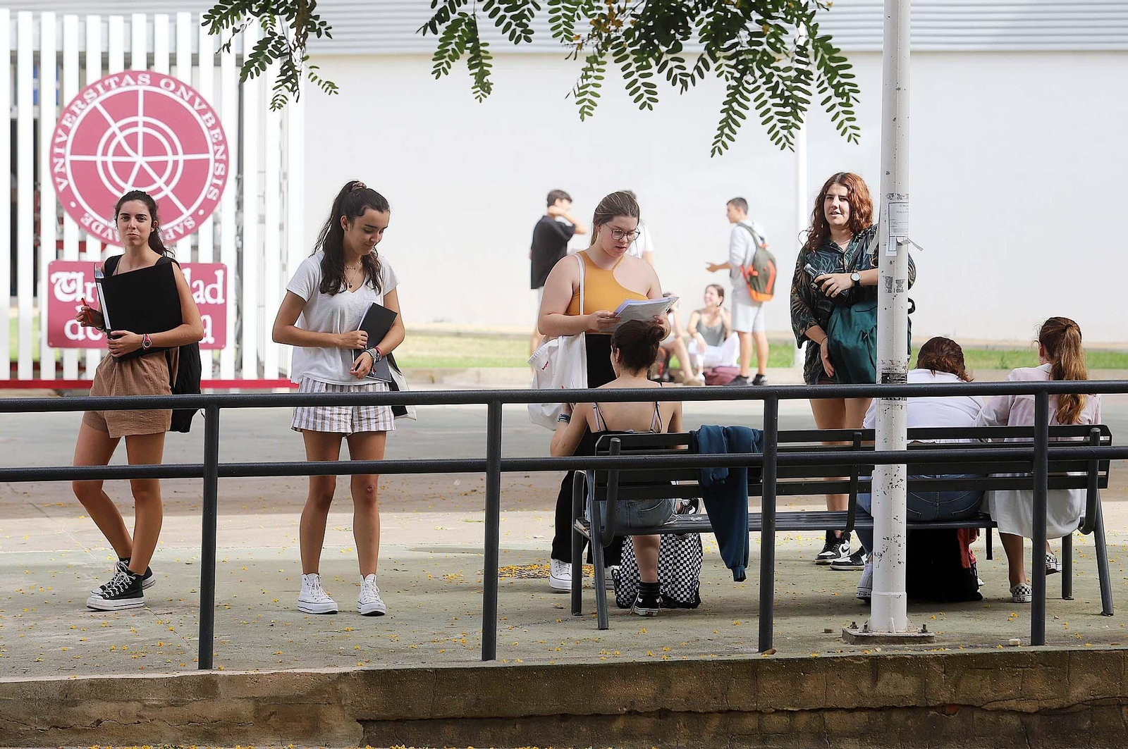 Mujeres estudiantes en el campus de El Carmen
