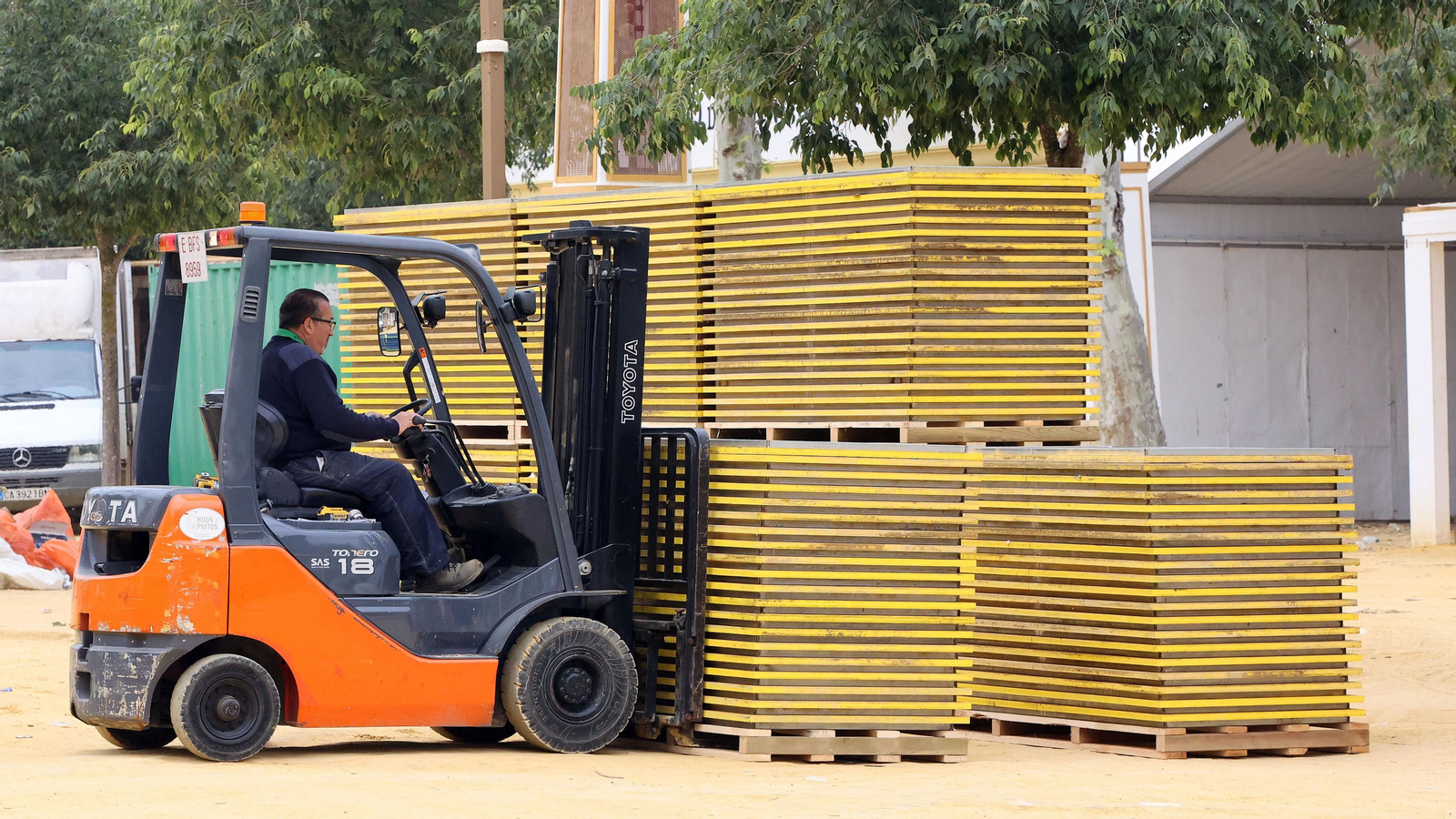Continúan los trabajos de recogida en la Feria de Jerez 2024 Continúan los trabajos de recogida en la Feria de Jerez 2024