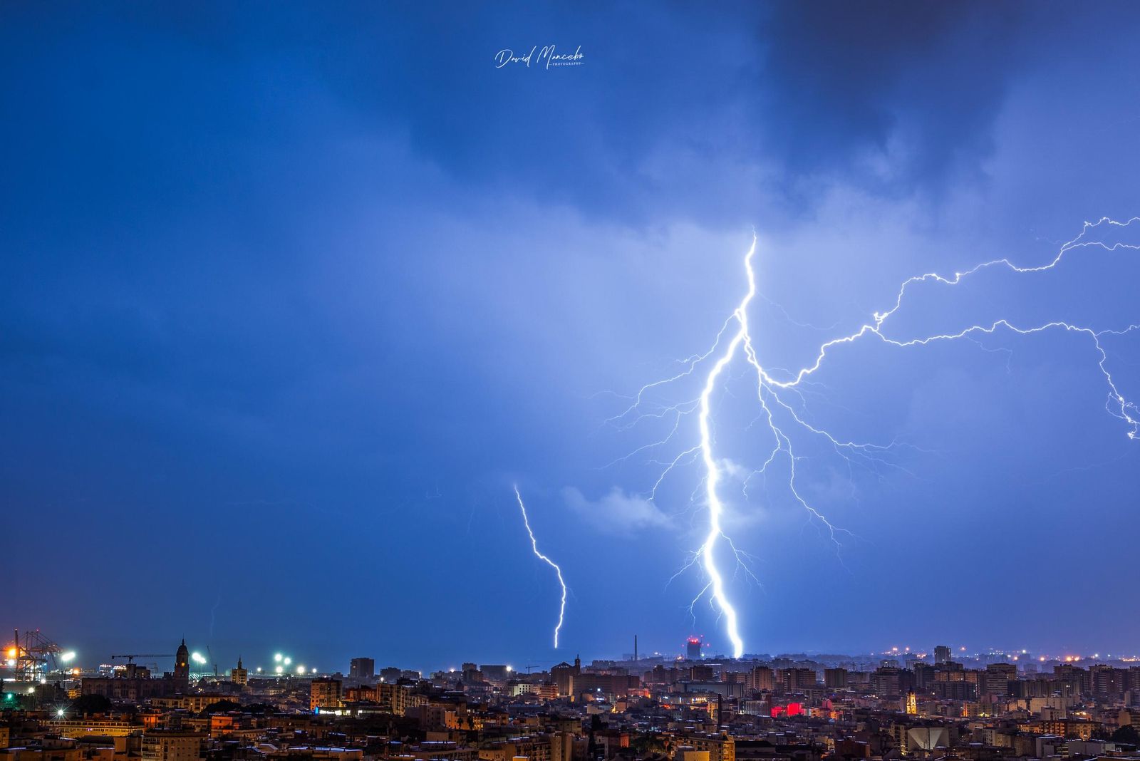 Panorámica de Málaga esta madrugada durante la tormenta.