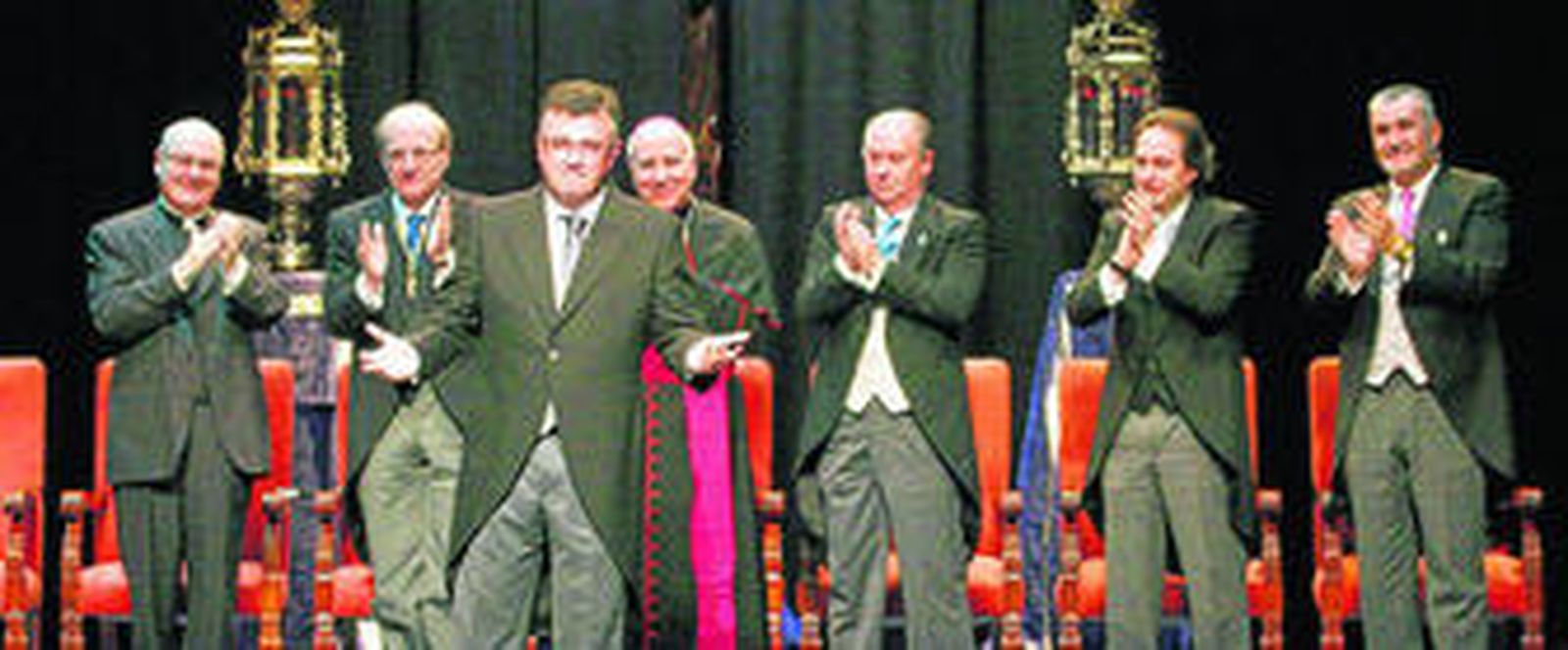 El pregonero, José Antonio Vieira, recibe el aplauso de las autoridades presentes en el acto que se celebró ayer en el Gran Teatro.